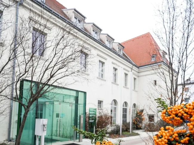 Außergewöhnliche Wohnung in revitalisiertem Schloss nahe Wien - Titelbild