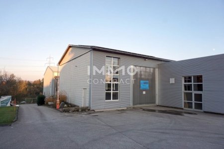 Große Produktionshalle auch beheizbar und Nebentrakt mit 740 m² Nutzfläche (Einfahrtstor 350x470) Industrieboden.