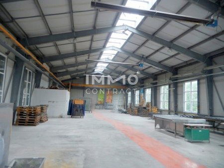 Große Produktionshalle auch beheizbar und Nebentrakt mit 740 m² Nutzfläche (Einfahrtstor 350x470) Industrieboden.