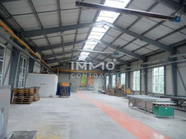 Große Produktionshalle auch beheizbar und Nebentrakt mit 740 m² Nutzfläche (Einfahrtstor 350x470) Industrieboden. - Bild