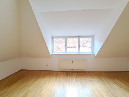 TOP Innenstadtlage: 3 - Zimmer- DG- Wohnung im Altbau | Sackstraße 14 Top 26