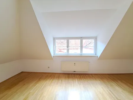 TOP Innenstadtlage: 3 - Zimmer- DG- Wohnung im Altbau | Sackstraße 14 Top 26