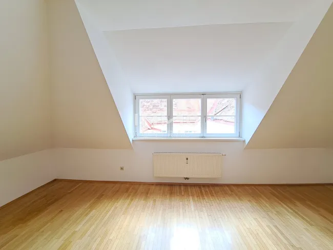 TOP Innenstadtlage: 3 - Zimmer- DG- Wohnung im Altbau | Sackstraße 14 Top 26 - Bild