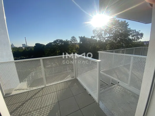 Terrasse mit Zugang in die Gartenebene