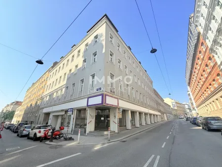 Attraktives Eck-Geschäftslokal in hochfrequentierter Lage der Gumpendorfer Straße