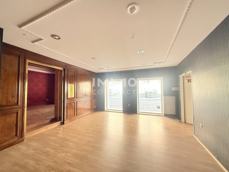 Attraktives Eck-Geschäftslokal in hochfrequentierter Lage der Gumpendorfer Straße