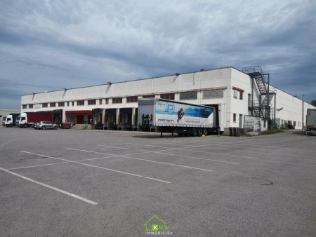 freie Büroflächen in Betriebshalle
