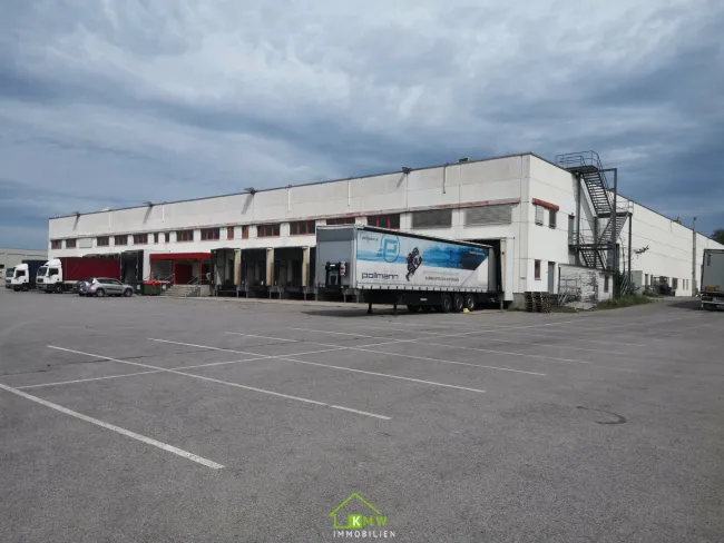 freie Büroflächen in Betriebshalle - Bild