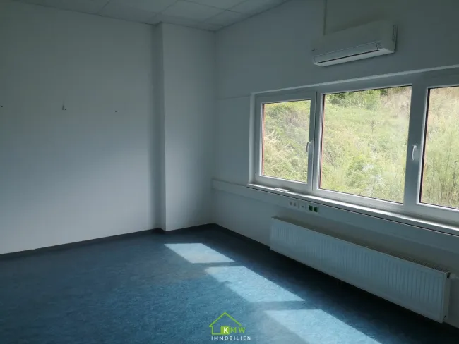 freie Büroflächen in Betriebshalle - Titelbild