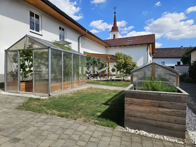 Innenhof mit überdachter Terrasse