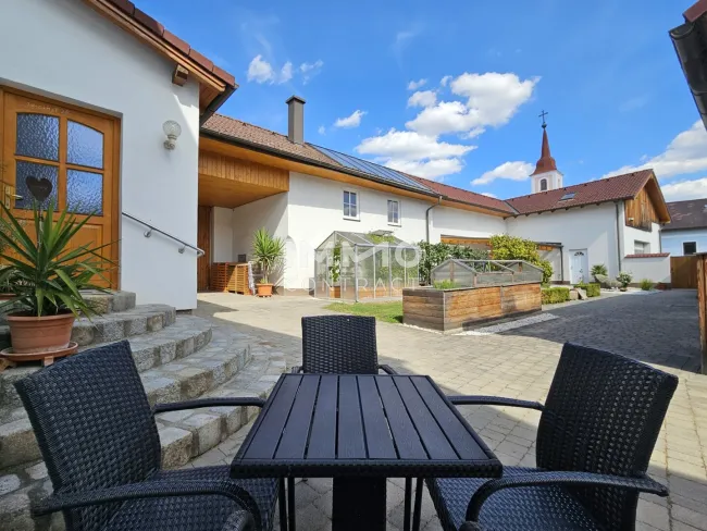 Innenhof mit überdachter Terrasse