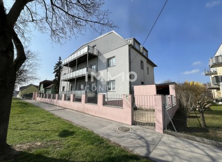 Miethaus mit 9 Wohnungen, Gemeinschaftsgarten und Carports