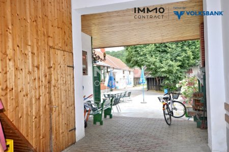 Einfahrt und Zugang zum Innenhof - Hinterem großen Grundstück und Gastgarten sow