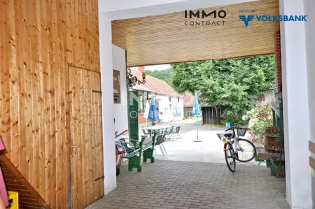 Einfahrt und Zugang zum Innenhof - Hinterem großen Grundstück und Gastgarten sow