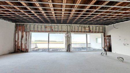 Attraktiver Firmenstandort: Büro/Haus und 1,516 m2 Halle/Lager zu mieten