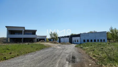 Attraktiver Firmenstandort: Büro/Haus und 1,516 m2 Halle/Lager zu mieten