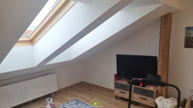 3-Zimmer-Dachgeschoßwohnung in zentraler Ruhelage - Bild