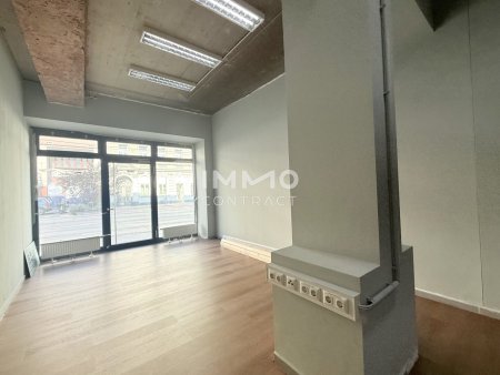 Vielseitiges Geschäftslokal mit Loft-Charakter & großzügiger Fensterfront auf der Laxenburger Straße