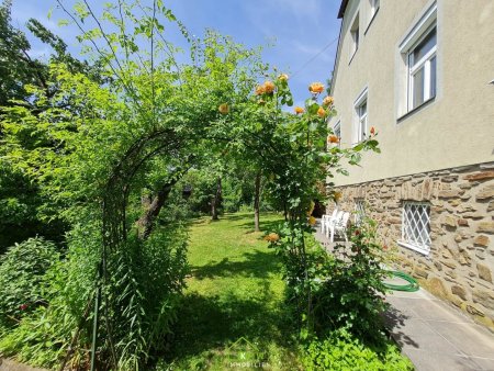 zentrumsnahes Miethaus: Garten-Ruhe-Oase mit Freiblick auf die Weinberge