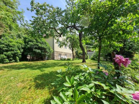 zentrumsnahes Miethaus: Garten-Ruhe-Oase mit Freiblick auf die Weinberge