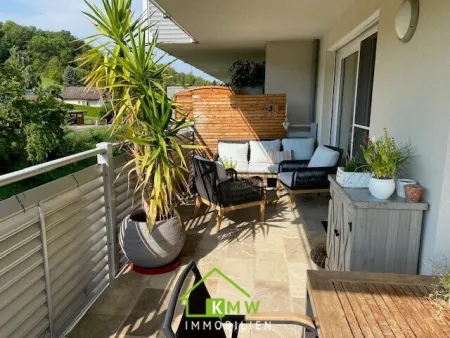 13 ZUGMINUTEN NACH WIEN: Neuwertige 4-Zi-Wohnung mit großzügigem Balkon und Blick ins Grüne - Titelbild