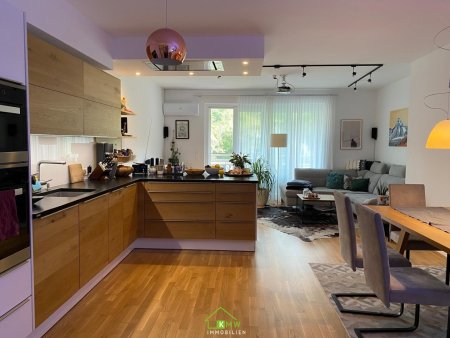 13 ZUGMINUTEN NACH WIEN: Neuwertige 4-Zi-Wohnung mit großzügigem Balkon und Blick ins Grüne