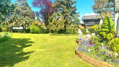 gepflegtes Wohnhaus in Ruhelage mit großem Garten, Schwimmteich und Doppelgarage