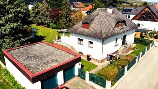 gepflegtes Wohnhaus in Ruhelage mit großem Garten, Schwimmteich und Doppelgarage - Bild