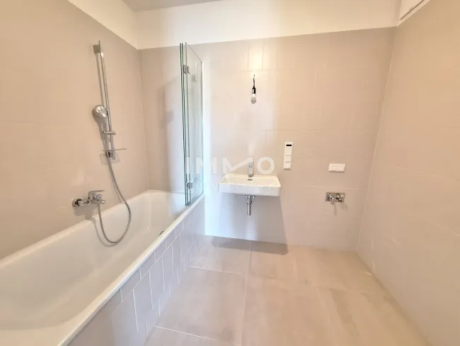 Bad mit Badewanne