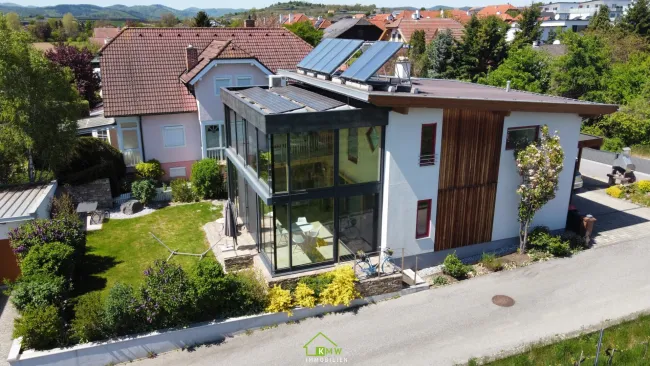 NEU AM MARKT: Exklusives Einfamilienhaus mit Wintergarten und Blick auf das Benediktinerstift Göttweig - Titelbild