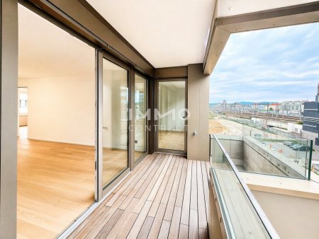 NEW: Big 3 room apartment directly at the main train station: Commission-free
