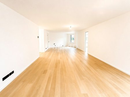 NEW: Big 3 room apartment directly at the main train station: Commission-free