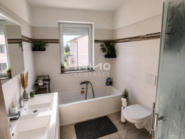 Badezimmer mit Dusche