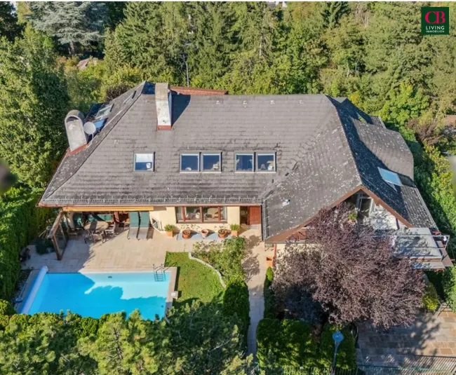 GROßZÜGIGES ANWESEN MIT POOL UND FERNBLICK - Bild