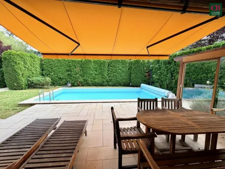 GROßZÜGIGES ANWESEN MIT POOL UND FERNBLICK