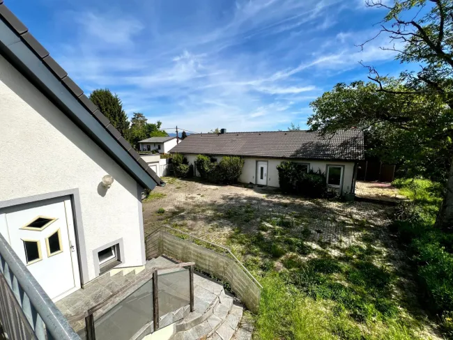 Einfamilienhaus mit großem Nebengebäude auf 1.855m² Bauland – absolute Ruhelage und unverbaubarer Blick! - Titelbild