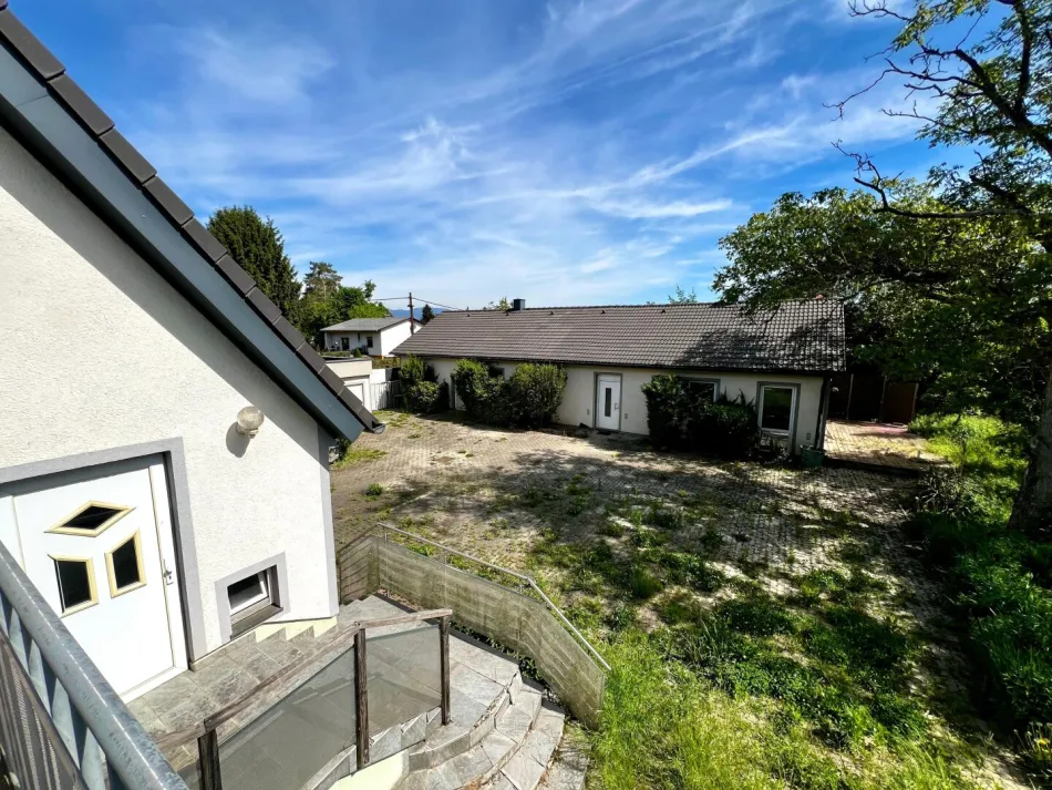 Einfamilienhaus mit großem Nebengebäude auf 1.855m² Bauland – absolute Ruhelage und unverbaubarer Blick! - Titelbild