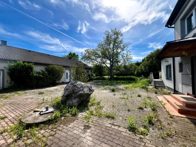 Einfamilienhaus mit großem Nebengebäude auf 1.855m² Bauland – absolute Ruhelage und unverbaubarer Blick! - Bild