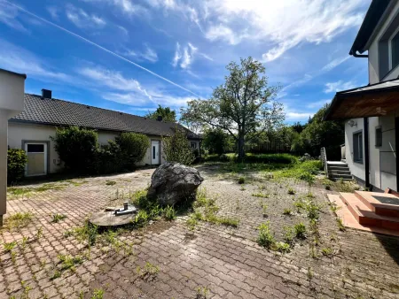 Einfamilienhaus mit großem Nebengebäude auf 1.855m² – absolute Ruhelage und unverbaubarer Blick!