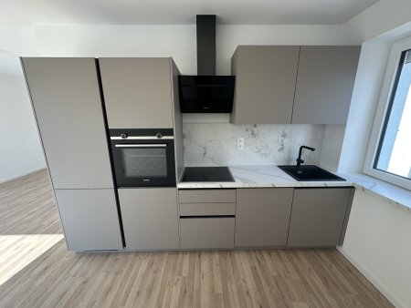 Neubau: Stilvolle Wohnung mit Balkon, Wärmepumpe & Lift - Erstbezug!