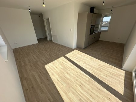 Neubau: Stilvolle Wohnung mit Balkon, Wärmepumpe & Lift - Erstbezug!