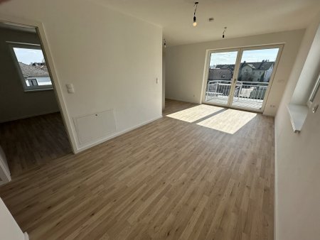 Neubau: Stilvolle Wohnung mit Balkon, Wärmepumpe & Lift - Erstbezug!