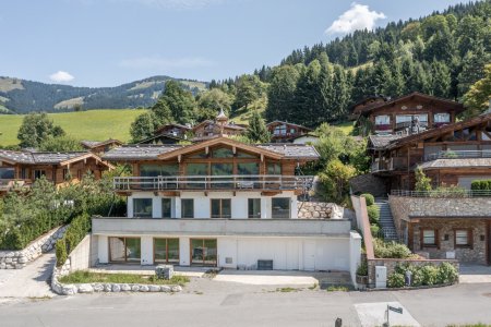E L E G A N Z T R I F F T A U F E R H O L U N G - Luxuschalet im Rohbau