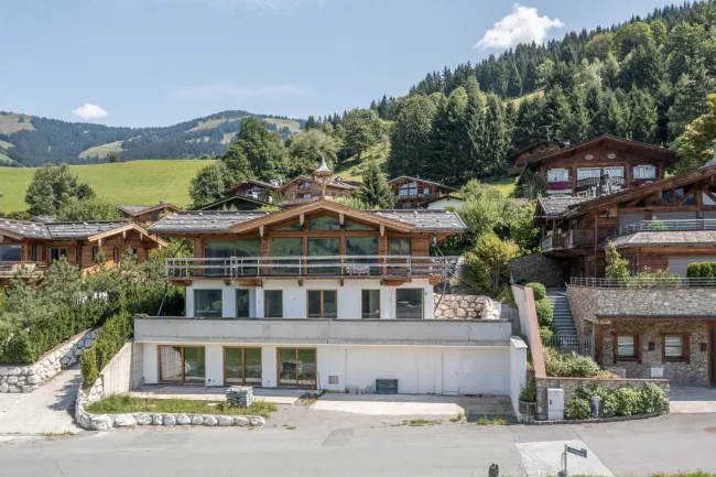 E L E G A N Z T R I F F T A U F E R H O L U N G - Luxuschalet im Rohbau - Titelbild