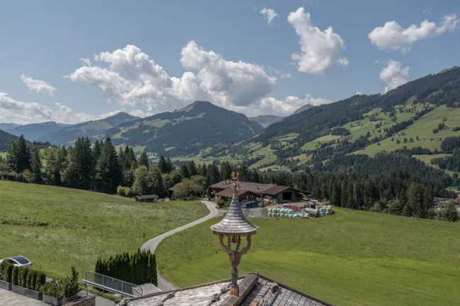 E L E G A N Z T R I F F T A U F E R H O L U N G - Luxuschalet im Rohbau - Bild