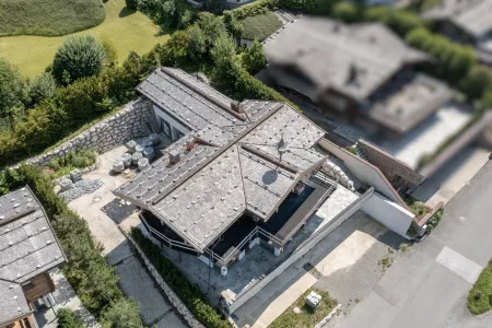 E L E G A N Z T R I F F T A U F E R H O L U N G - Luxuschalet im Rohbau