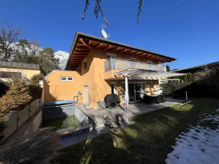 Top gepflegtes Einfamilienhaus in Absam mit Garten, Pool, Garage & Solar – 5 Zimmer!