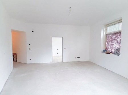 ERSTBEZUG nach Generalsanierung, Eigentumswohnung in einem Altbauwohnhaus, Nähe Matzner Park, 5 min zum Bahnhof Wien Penzing!