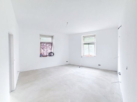 ERSTBEZUG nach Generalsanierung, Eigentumswohnung in einem Altbauwohnhaus, Nähe Matzner Park, 5 min zum Bahnhof Wien Penzing!