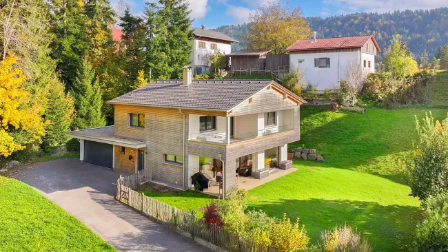 Krumbach | Neuwertiges Zuhause mit Photovoltaik und Luftwärmepumpe - Bild